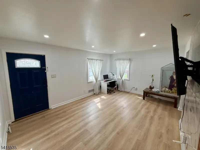 8 Orchard Dr, Clifton, NJ 07012 - #3