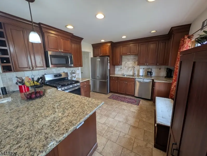 150 Victoria Dr, Clark, NJ 07066 - #2