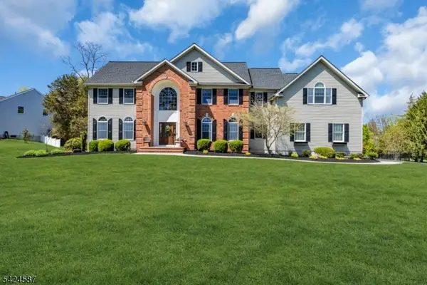 1 Berkshire Ct, Clinton Twp., NJ 08833