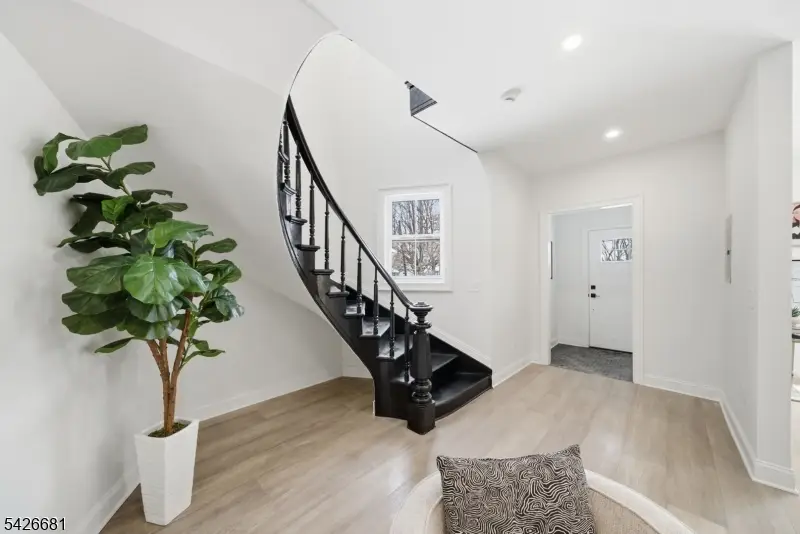 28 Irving St #B, Montclair, NJ 07042 - #3