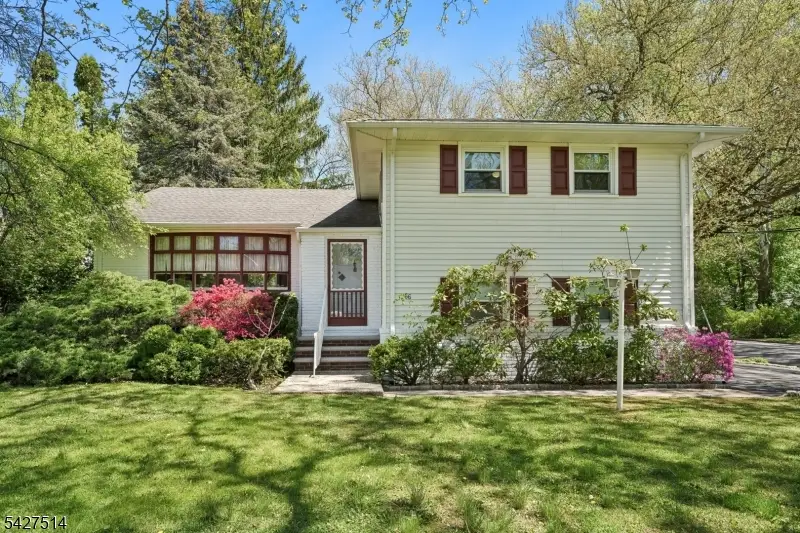 66 Warwick Cir, Springfield, NJ 07081 - #1