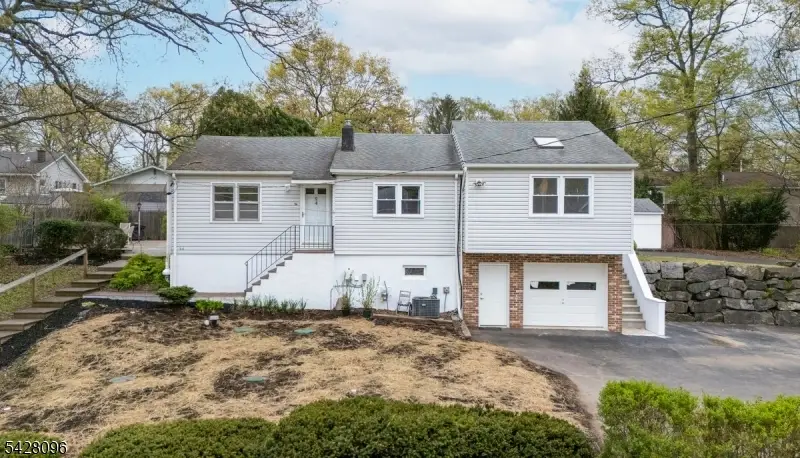 54 Reidy Pl, Hewitt, NJ 07421 - #1