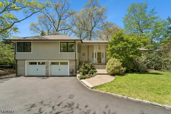 29 Knob Hill Dr, Summit City, NJ 07901
