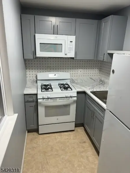 916 Stuyvesant Ave W2 #W2, Irvington, NJ 07111 - #3