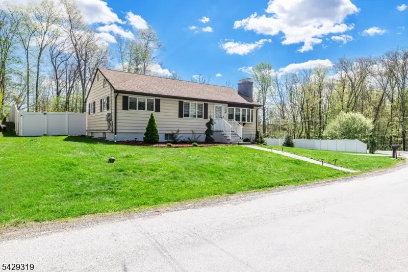 586 Clearview Dr, Hampton, NJ 07860 - #1