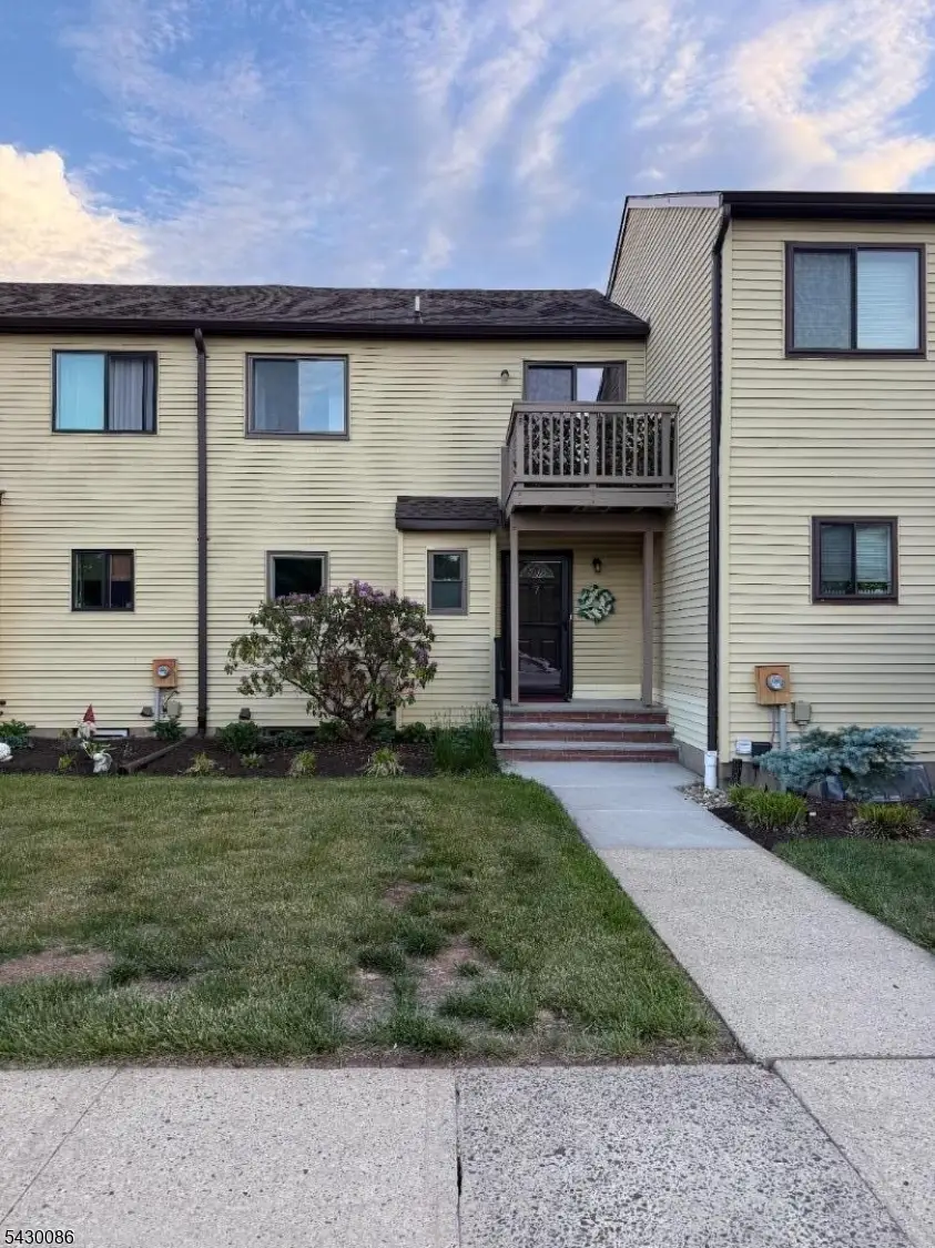7 Lake Ct, Raritan, NJ 08822 - #1