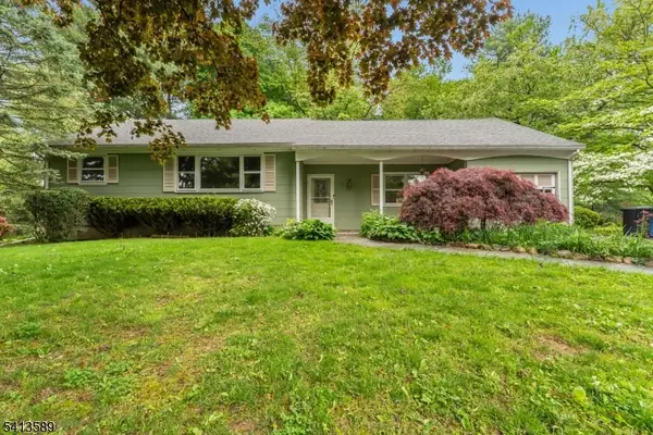 19 Hillside Dr, Clinton Town, NJ 08809