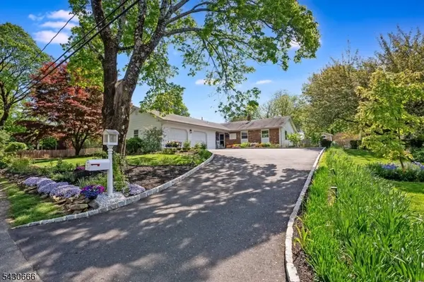 4 Hillcrest Ave, Mendham Boro, NJ 07945