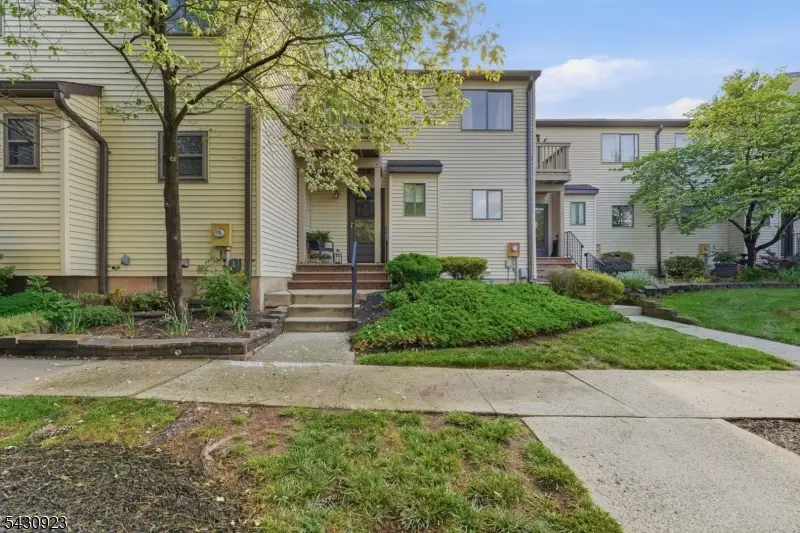 10 Cedar Ct, Raritan, NJ 08822 - #1