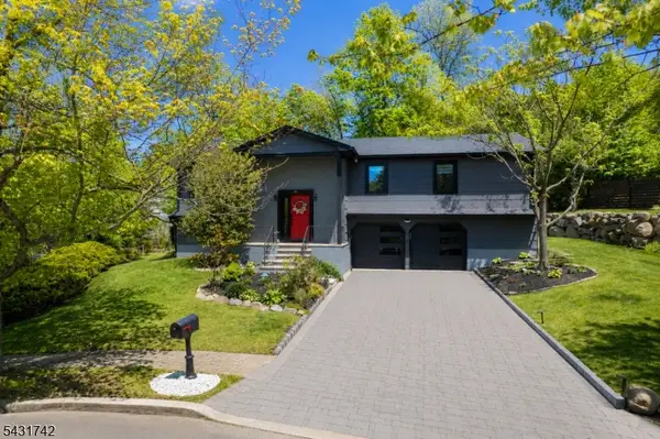 40 Schirra Dr, Wanaque Boro, NJ 07465