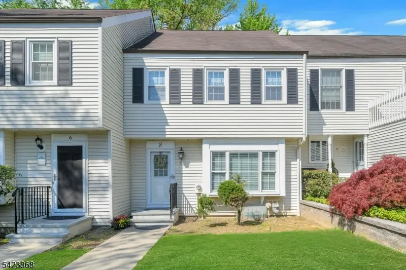 8 Pembroke Dr, Mendham, NJ 07945 - #1