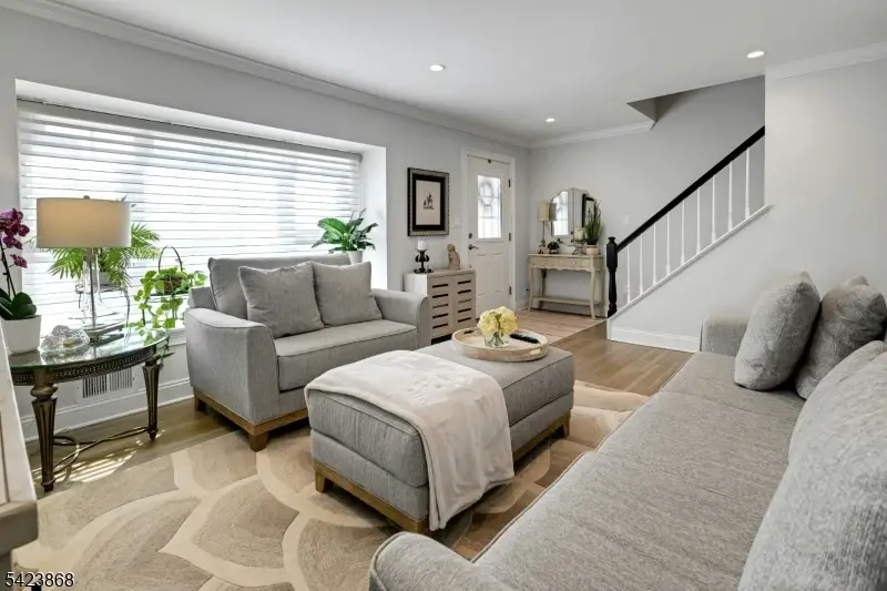 8 Pembroke Dr, Mendham, NJ 07945 - #3