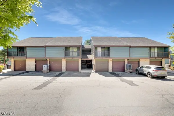 19 Meadowview Dr, Clinton Twp., NJ 08801