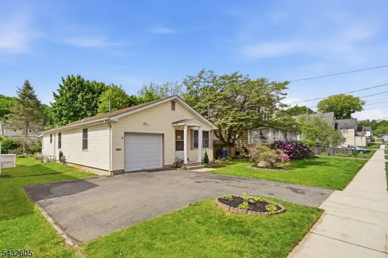 15 Orchard St, Bloomingdale, NJ 07403 - #1