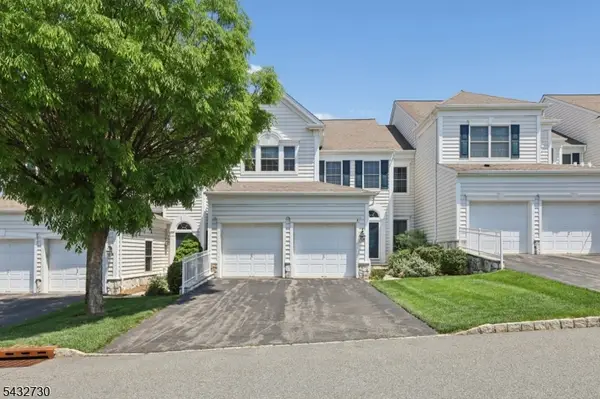 8 Yorktown Ln, Totowa Boro, NJ 07512