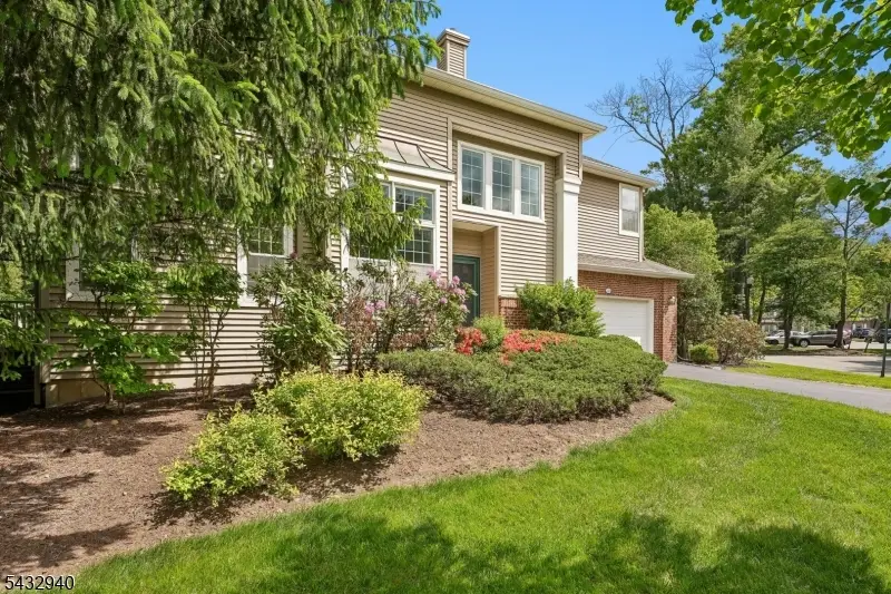 32 Kent Dr, Roseland, NJ 07068 - #3