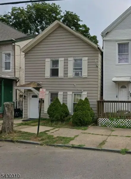 8 Kossuth St, Haledon Boro, NJ 07508