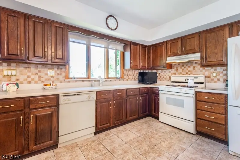 8 Carlos Dr, Fairfield, NJ 07004 - #2