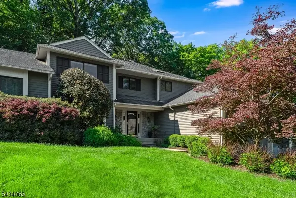 22 Hunters Cir, Tewksbury Twp., NJ 08833