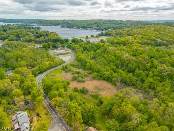 28 Brooklyn Stanhope Rd, Hopatcong Boro, NJ 07874