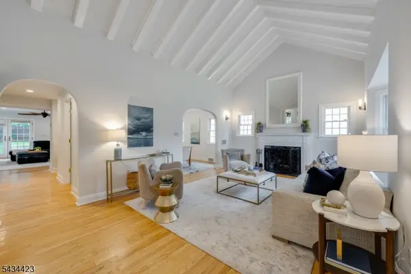 12 Duchamp Pl, Chatham Boro, NJ 07928