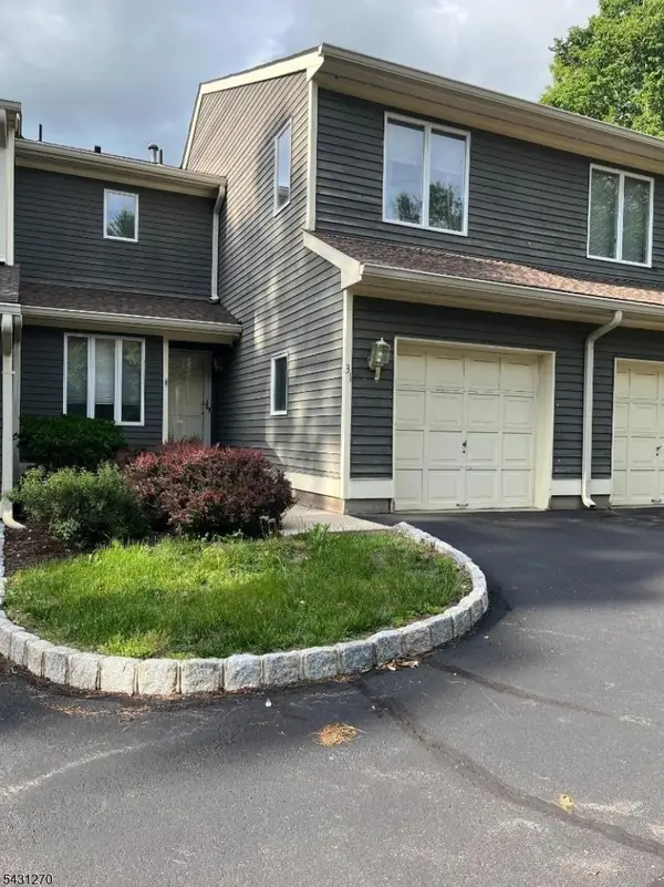 31 Greenbriar Ln, Clinton Twp., NJ 08801