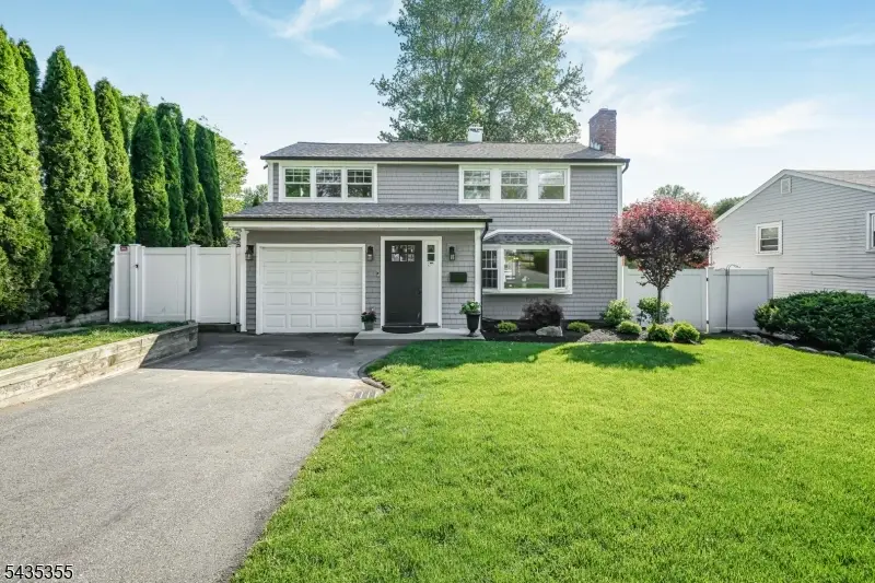 35 Stuart St, Waldwick, NJ 07463 - #1