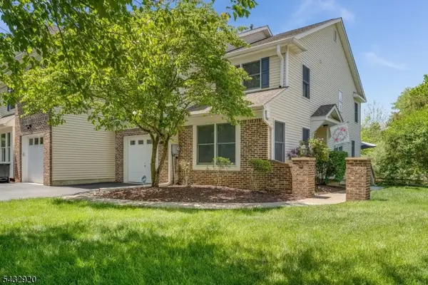 34 Pond Ridge Dr, Clinton Town, NJ 08809