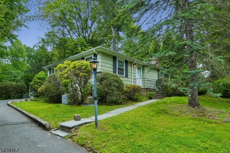 137 Beekman Rd, Summit, NJ 07901 - #3