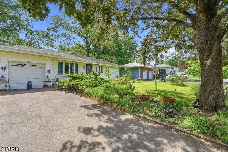 160 Hayes Ave, Clark, NJ 07066 - #1