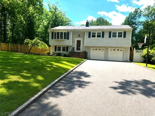 100 Fawn Ridge Dr, Long Hill Twp., NJ 07946