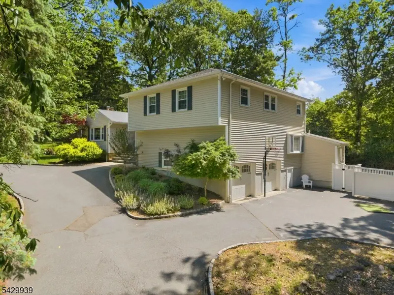 12 Wildwood Dr, North Caldwell, NJ 07006 - #3