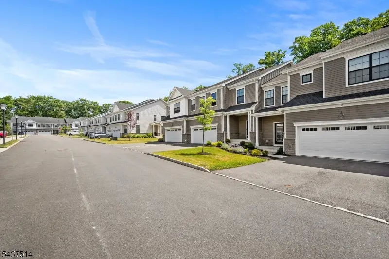 17 Kelsch Dr, Morris Plains, NJ 07950 - #3
