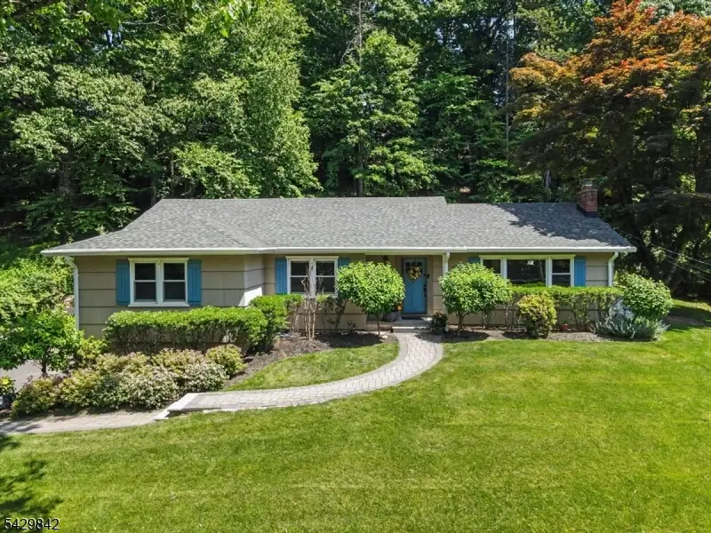 7 Molly Stark Dr, Morris, NJ 07960 - #1
