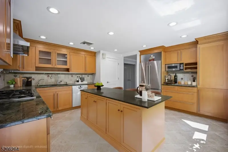7 Mansfield Ct, Livingston, NJ 07039 - #3