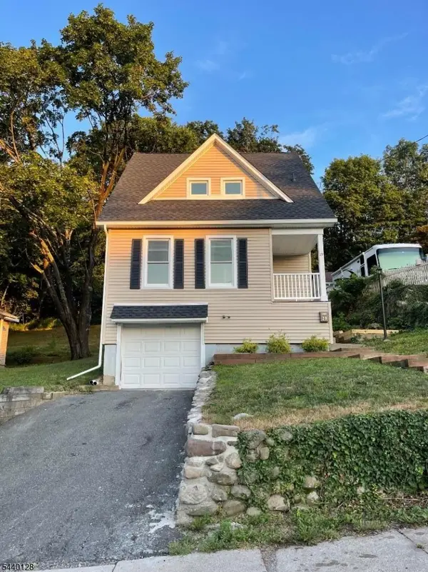 29 Hillside Ter, Newton Town, NJ 07860