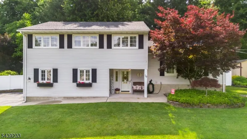19 Falcon Pl, Wayne, NJ 07470 - #1