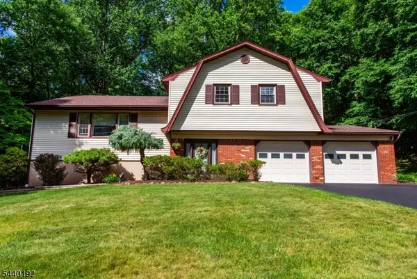 27 Dewey Dr, Ringwood Boro, NJ 07456