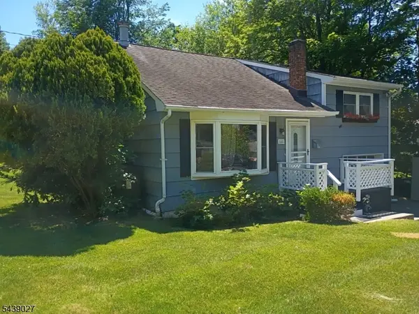 4 Adams Dr, Ogdensburg Boro, NJ 07439
