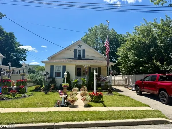 33 Poplar St, Bloomingdale Boro, NJ 07403
