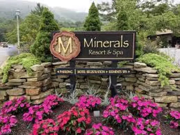 2 Chamonix Dr #402, Vernon Twp., NJ 07462