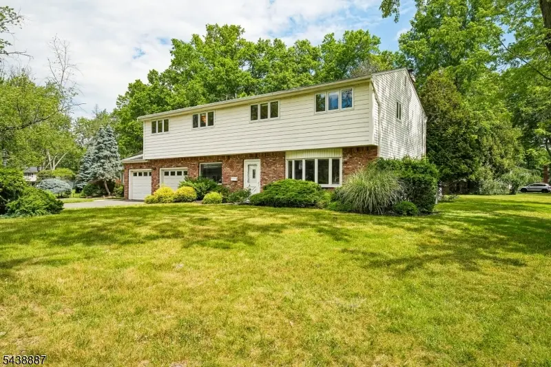 18 Arlington Dr, Livingston, NJ 07039 - #3