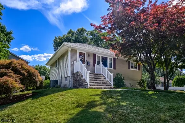 30 Heather Ln, Bloomingdale Boro, NJ 07403