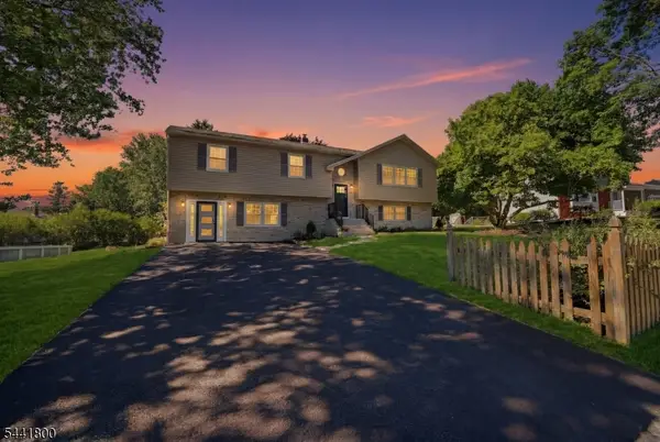 44 Stonehenge Dr, Lopatcong Twp., NJ 08865