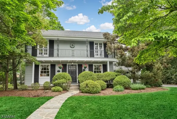 37 Van Dyke Dr, Hohokus Boro, NJ 07423