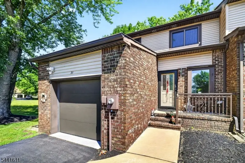 31 Chelsea Cir, Raritan, NJ 08822 - #1