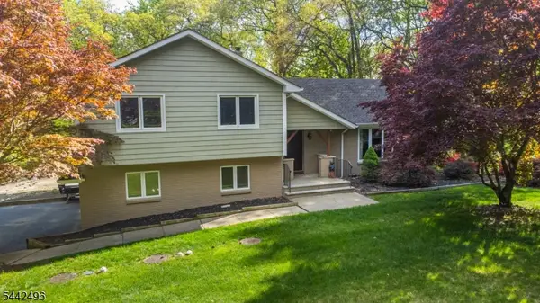 16 Tumbling Brook Rd, Montville Twp., NJ 07082