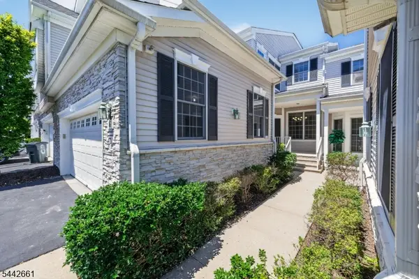 6 Schweinberg Dr, Roseland Boro, NJ 07068