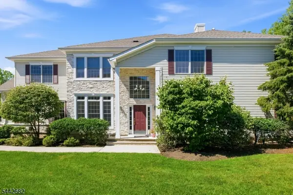 10 Camlet Ct, Roseland Boro, NJ 07068