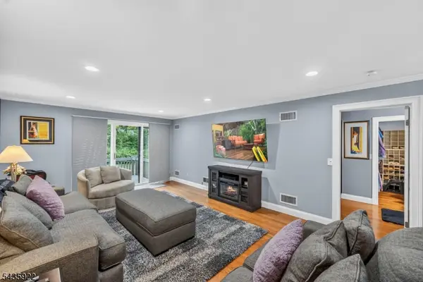 69 Peach Hill Ct, Ramsey Boro, NJ 07446